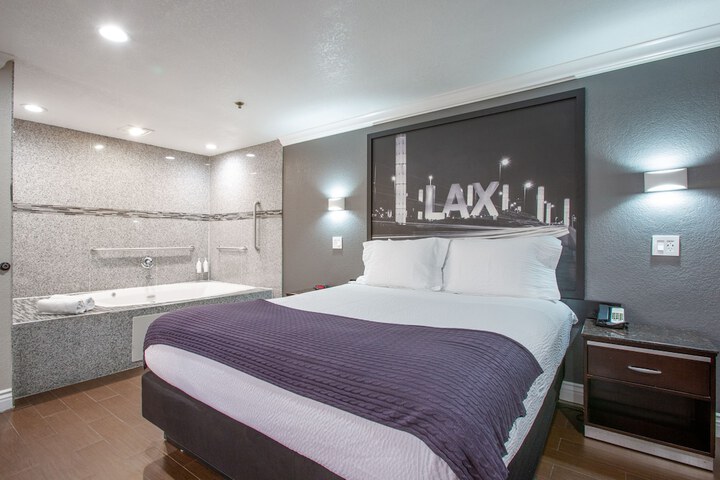 1 King Bed Accessible (22 of 24)