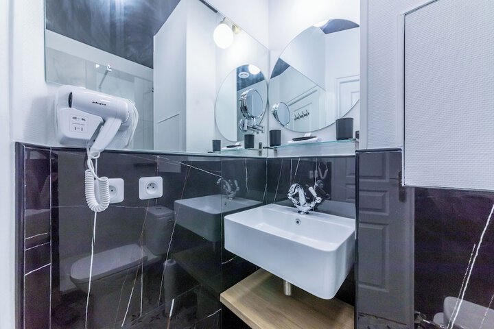 Room 150 of 171