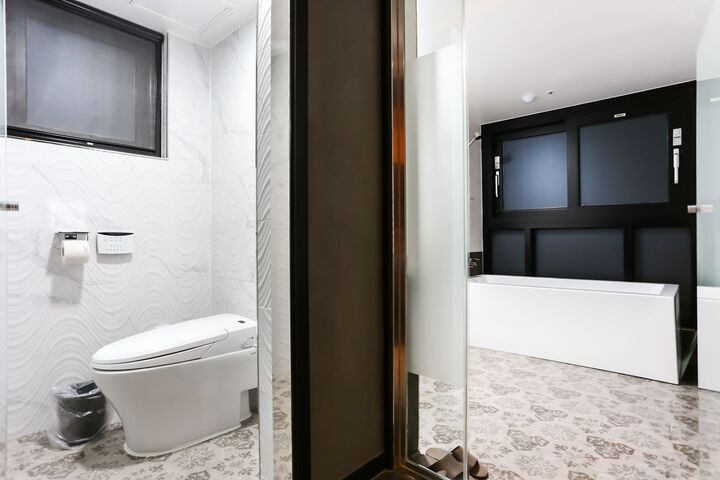 Room 44 of 165