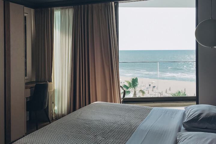 Room 34 of 107