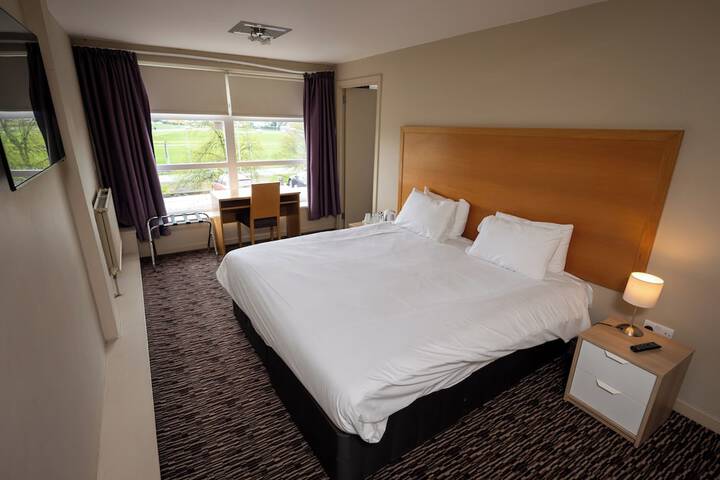 Room 6 of 32