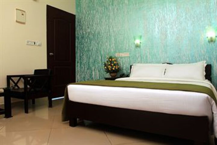 Room 6 of 12