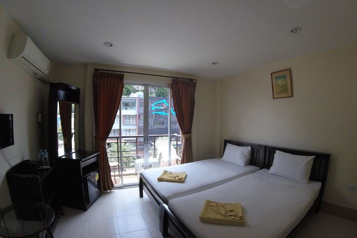 Room 2 of 28