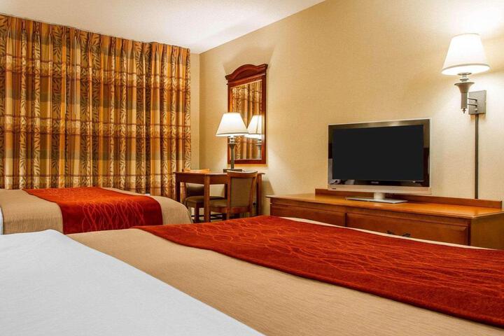 2 Queen Beds (12 of 12)
