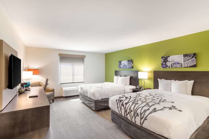 2 Queen Beds (7 of 10)