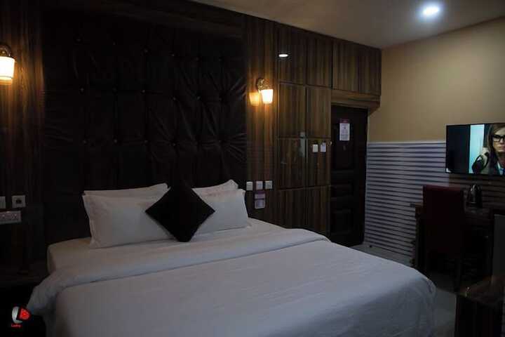 Room 7 of 76