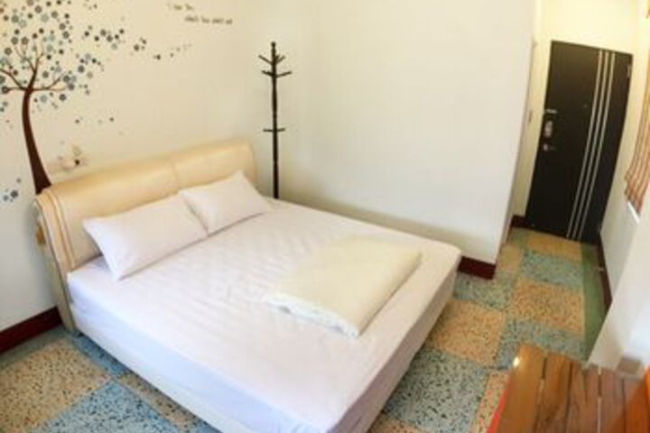 Room 8 of 33