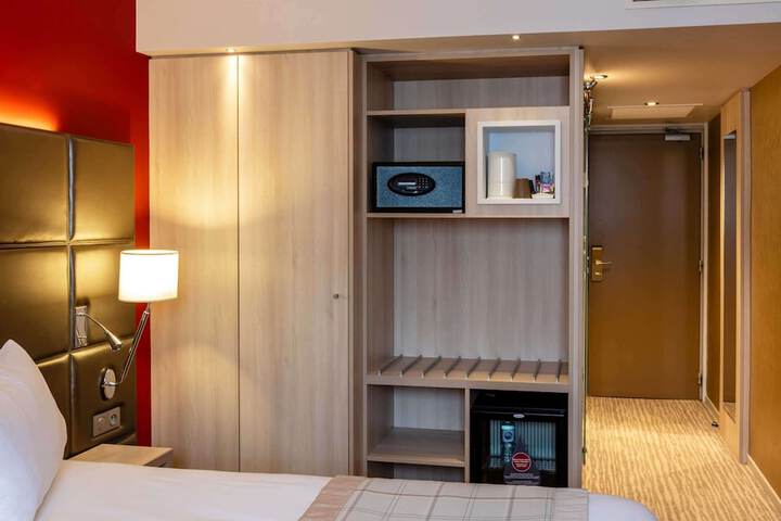 Room 8 of 109