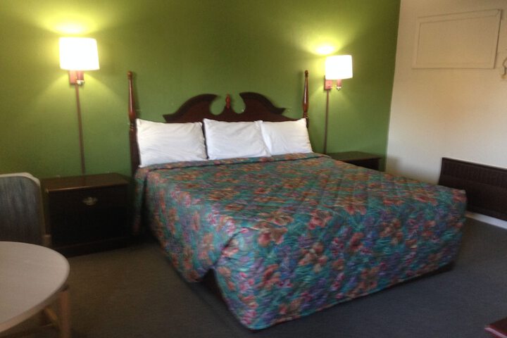 1 King Bed (16 of 19)