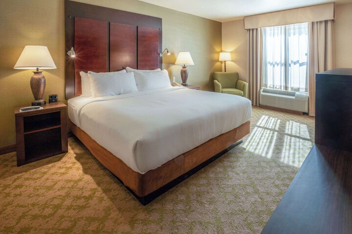 1 King Bed (12 of 19)