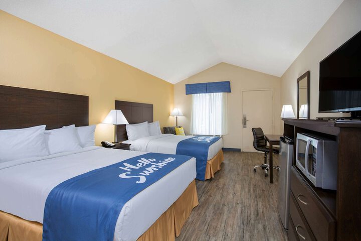 2 Queen Beds (2 of 4)