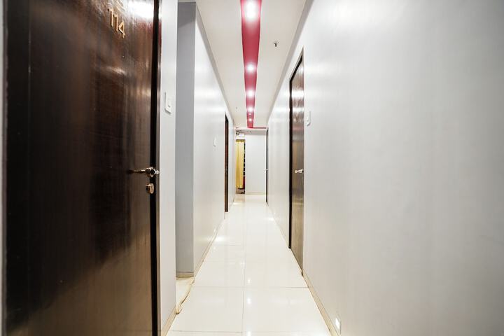 Ballroom/Hall 27 of 32