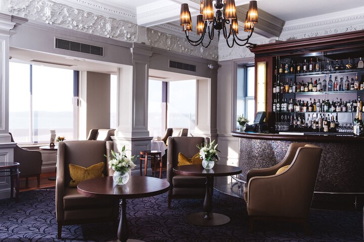 Lounge 22 of 27