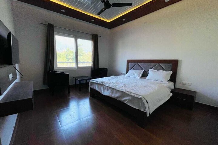 Room 4 of 42