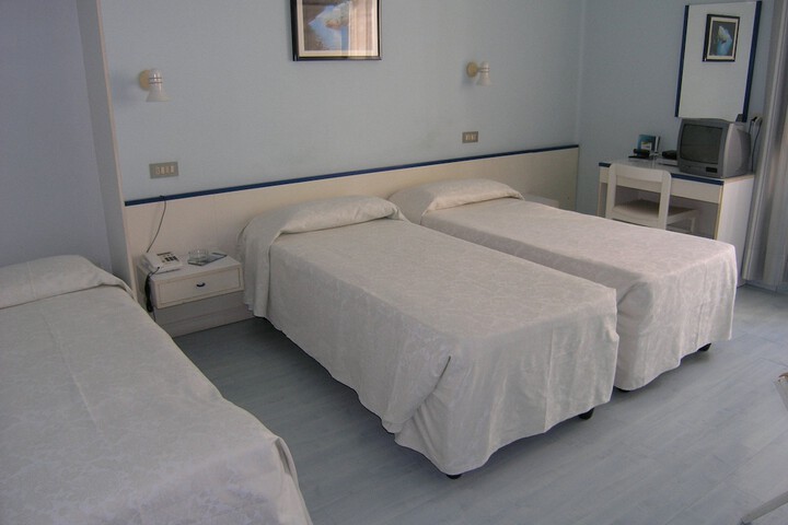 Room 8 of 34