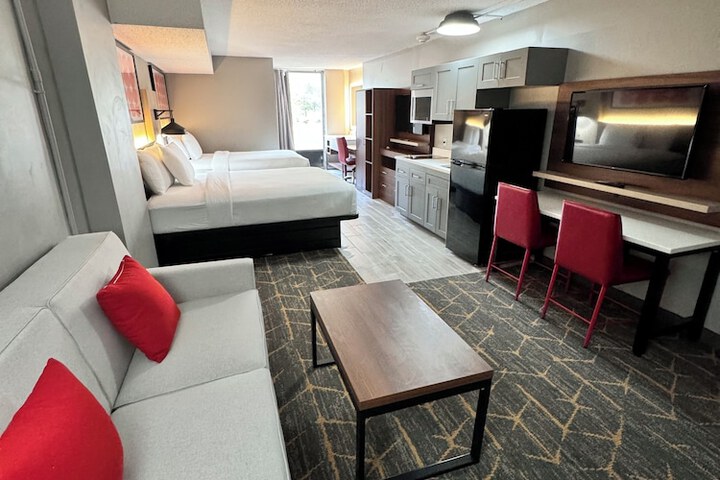 2 Queen Beds (3 of 13)