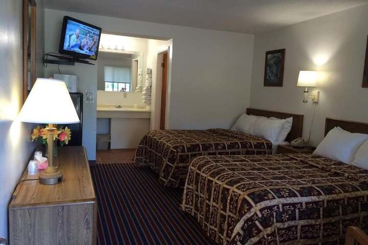 Economy Double Room (1 of 4)