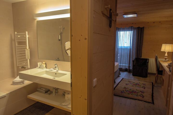 Room 28 of 111