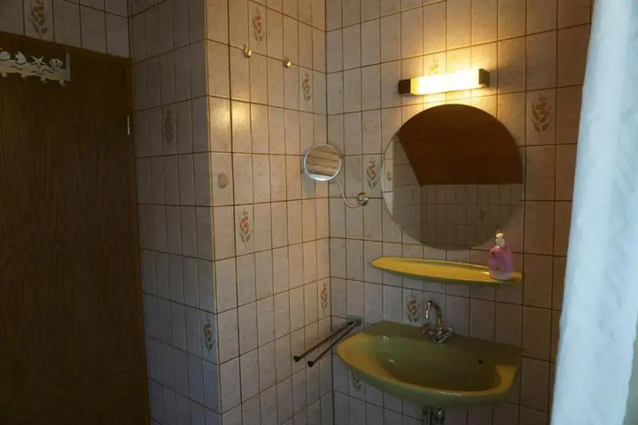 Room 9 of 15