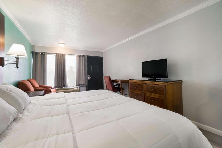 1 King Bed (2 of 18)