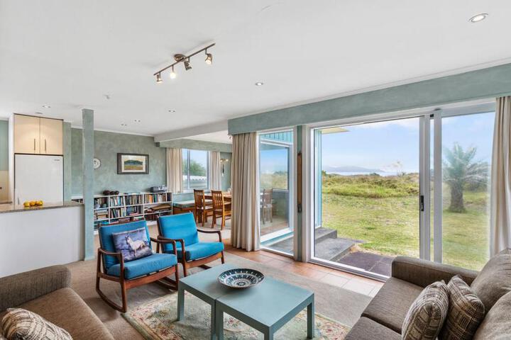 Exterior of La Casa de la Playa - Waikanae Beach Holiday Home