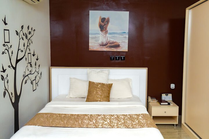 Room 8 of 15