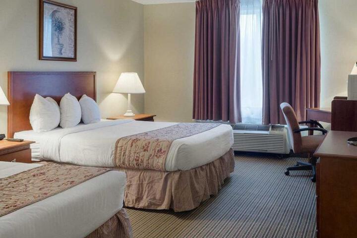 2 Queen Beds (2 of 2)