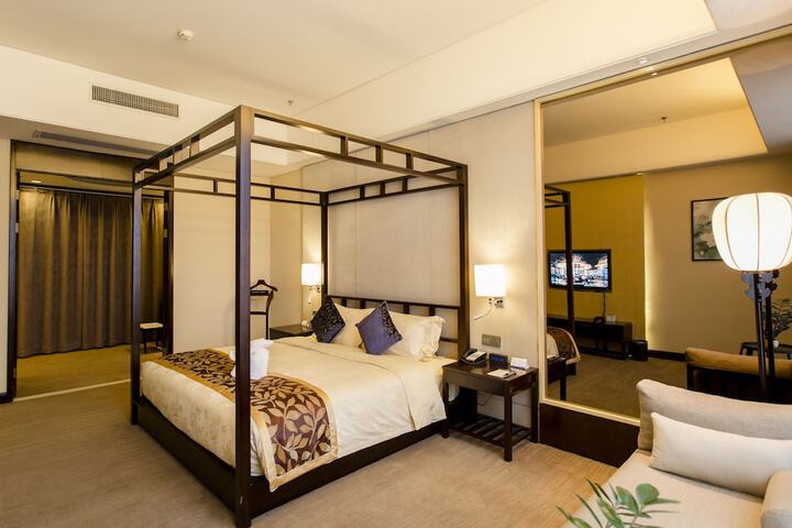 Room 10 of 33