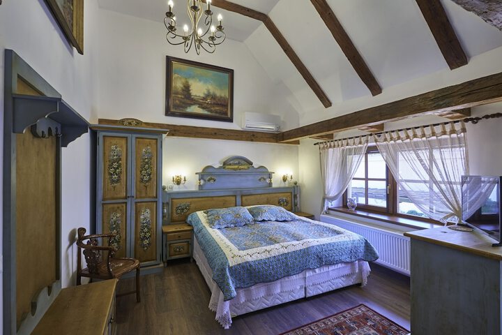 Room 27 of 83