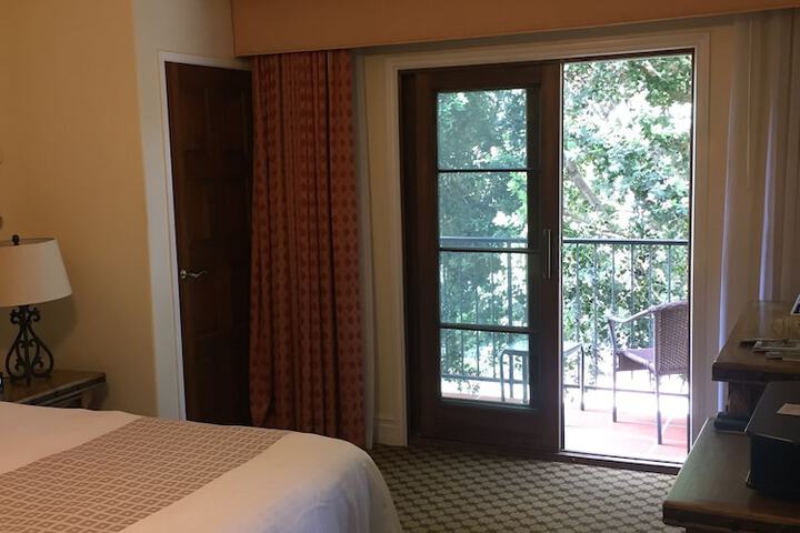 Room 18 of 221