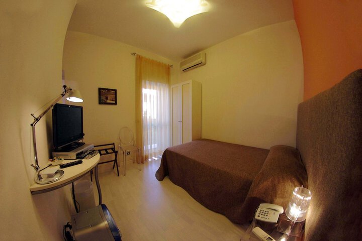 Room 12 of 85