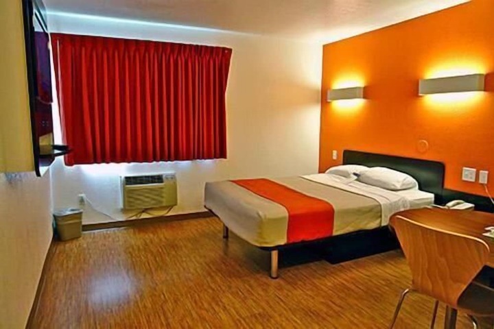 1 Queen Bed (5 of 6)