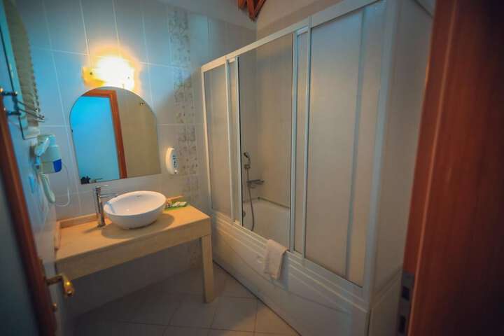 Room 15 of 38