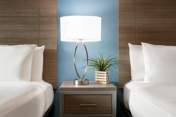 Signature 2 Queen Beds (8 of 18)