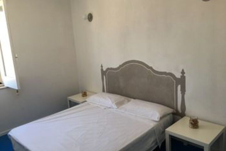 Room 17 of 33