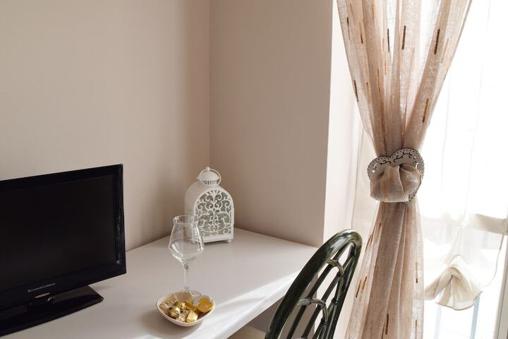 Room 5 of 8