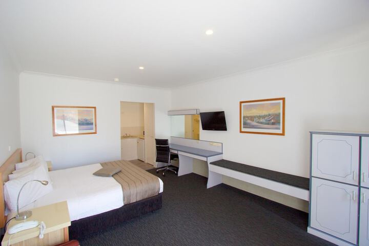 Room 11 of 28