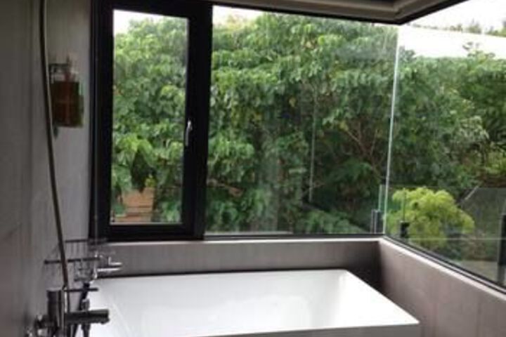 Deep Soaking Bathtub