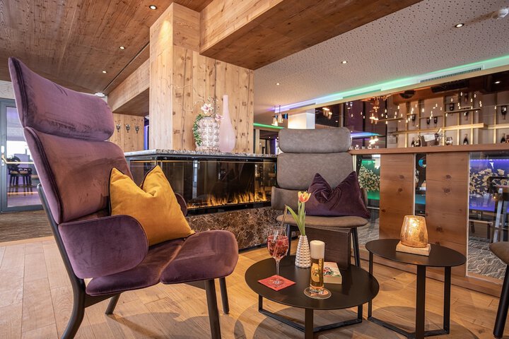 Lounge 70 of 77