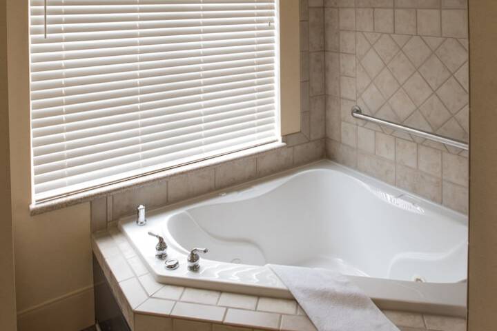 Jetted tub