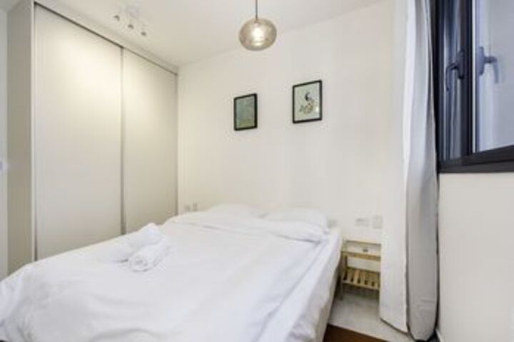 Room 6 of 18
