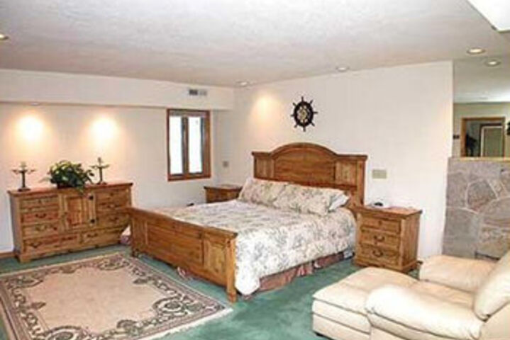 Room 5 of 9