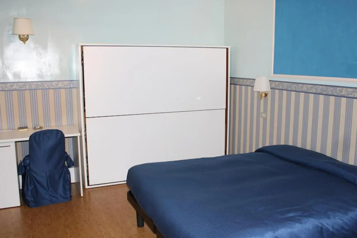 Room 7 of 12