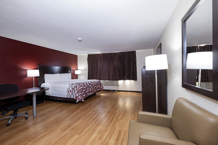 Deluxe King Bed (8 of 16)