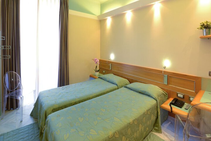 Room 6 of 25