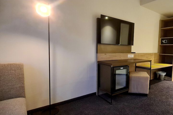 Room 8 of 32