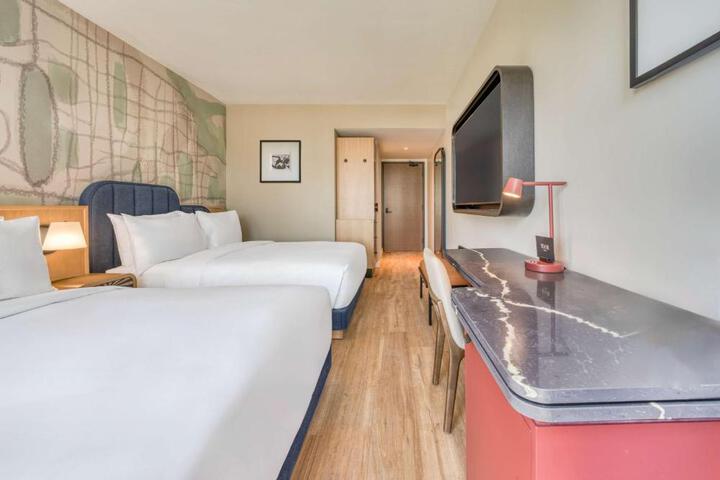 1 Queen Bed Accessible Tub (3 of 4)