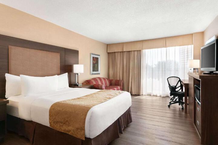 1 Queen Bed Park View (1 of 23)