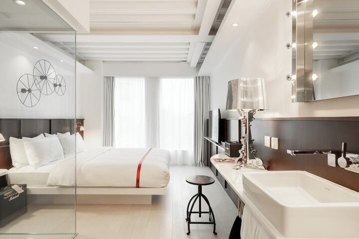 Room 2 of 65