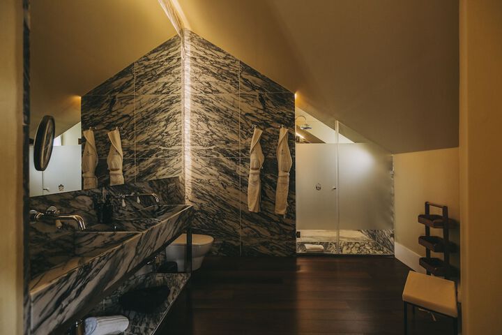 Room 183 of 245
